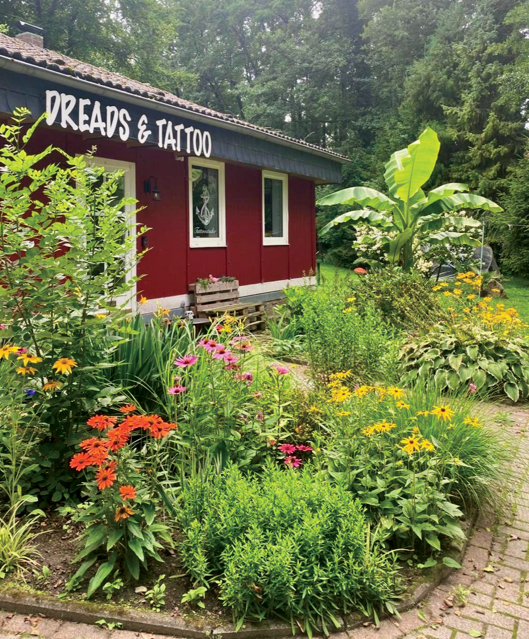 Gebäude mit Shapati Dreads und Scratch the Surface